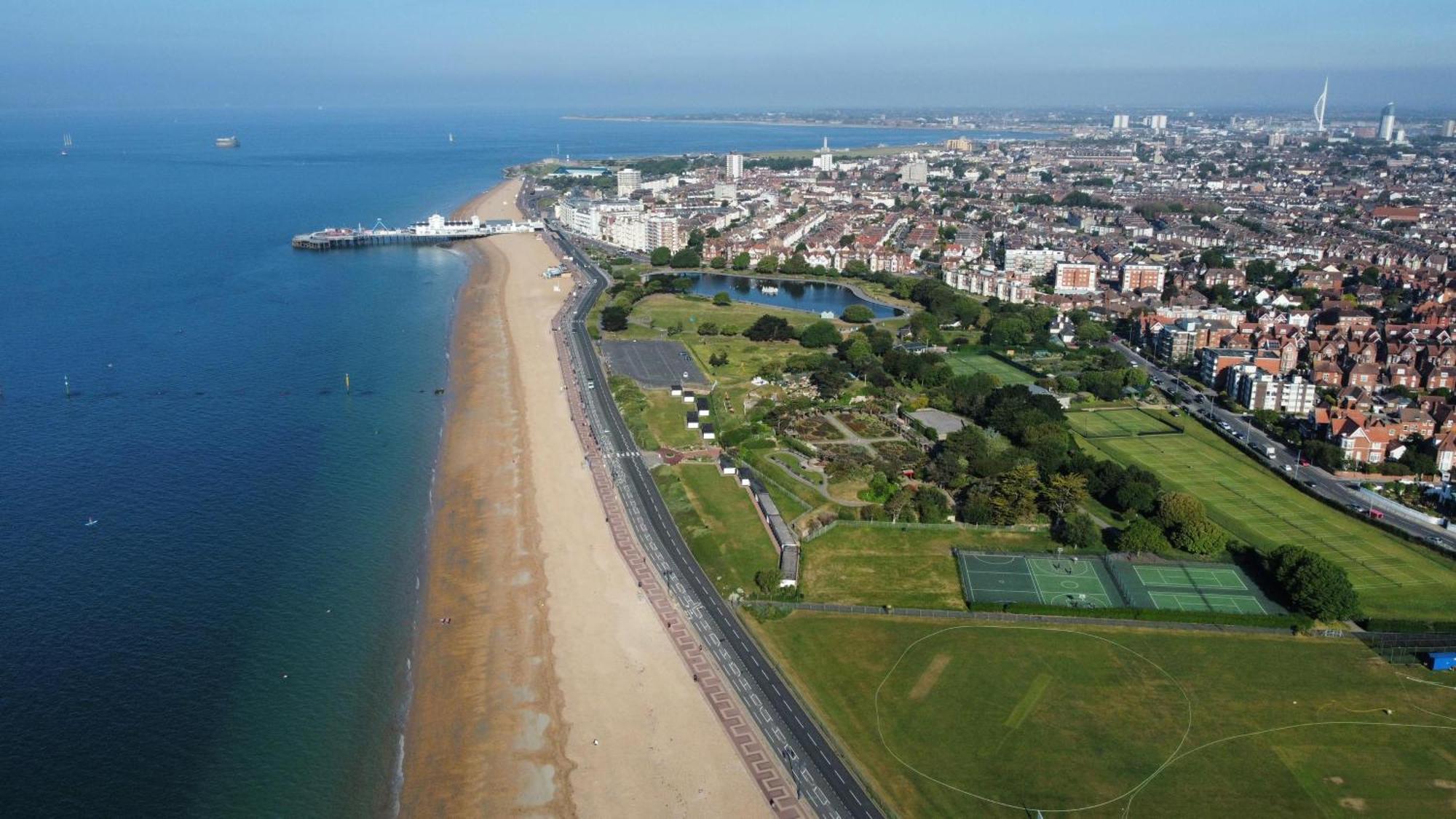 Seaside Retreat: Luxury 1-Bed, Free Parking Portsmouth Exterior foto